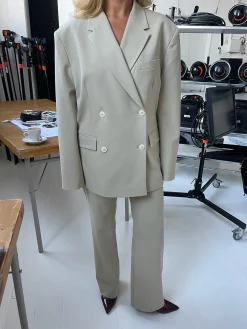 Hot Djerf Avenue Essential Blazer Greige